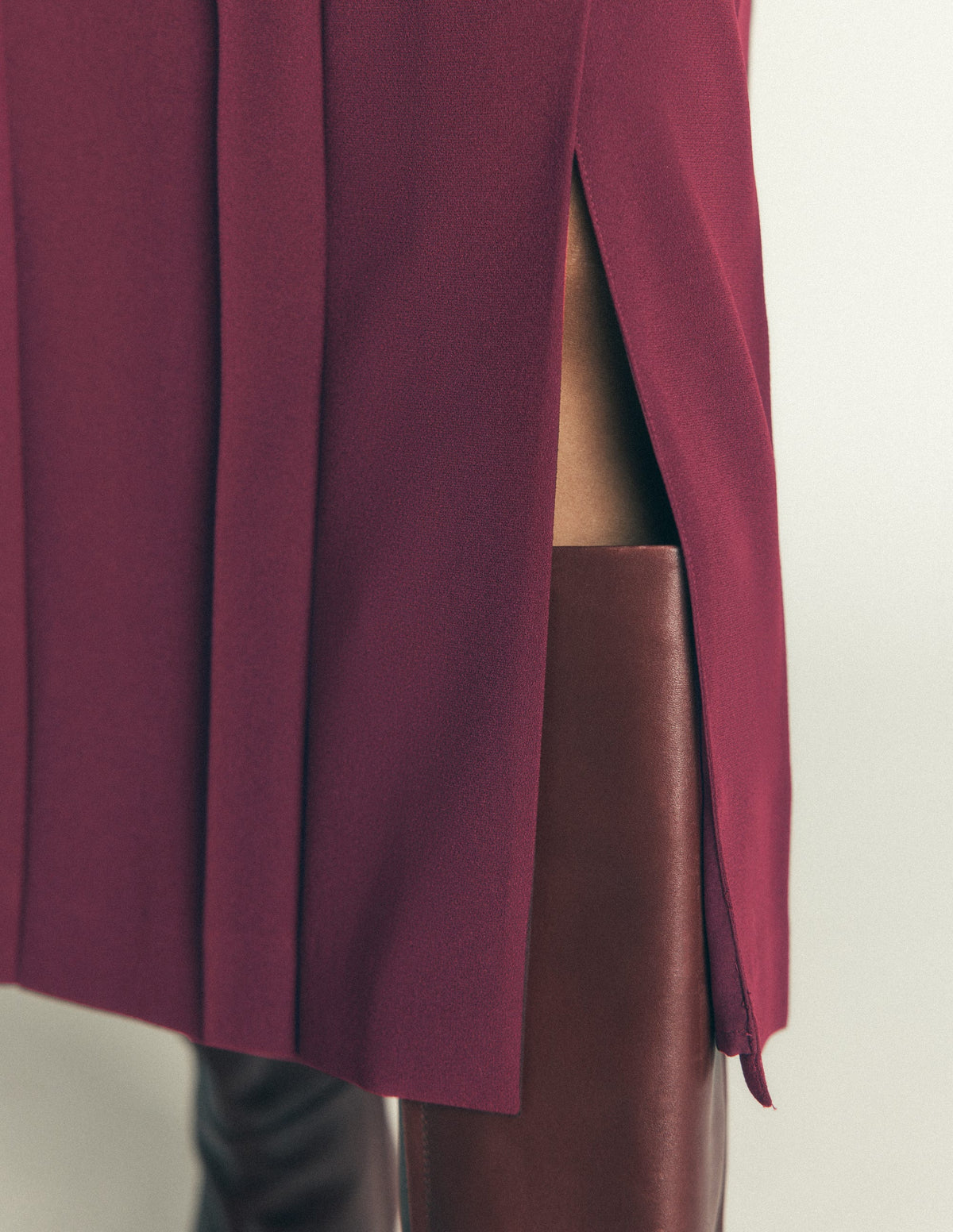 Plissierter Midirock mit seitlichem Schlitz-Dunkle Kirsche - Image 2