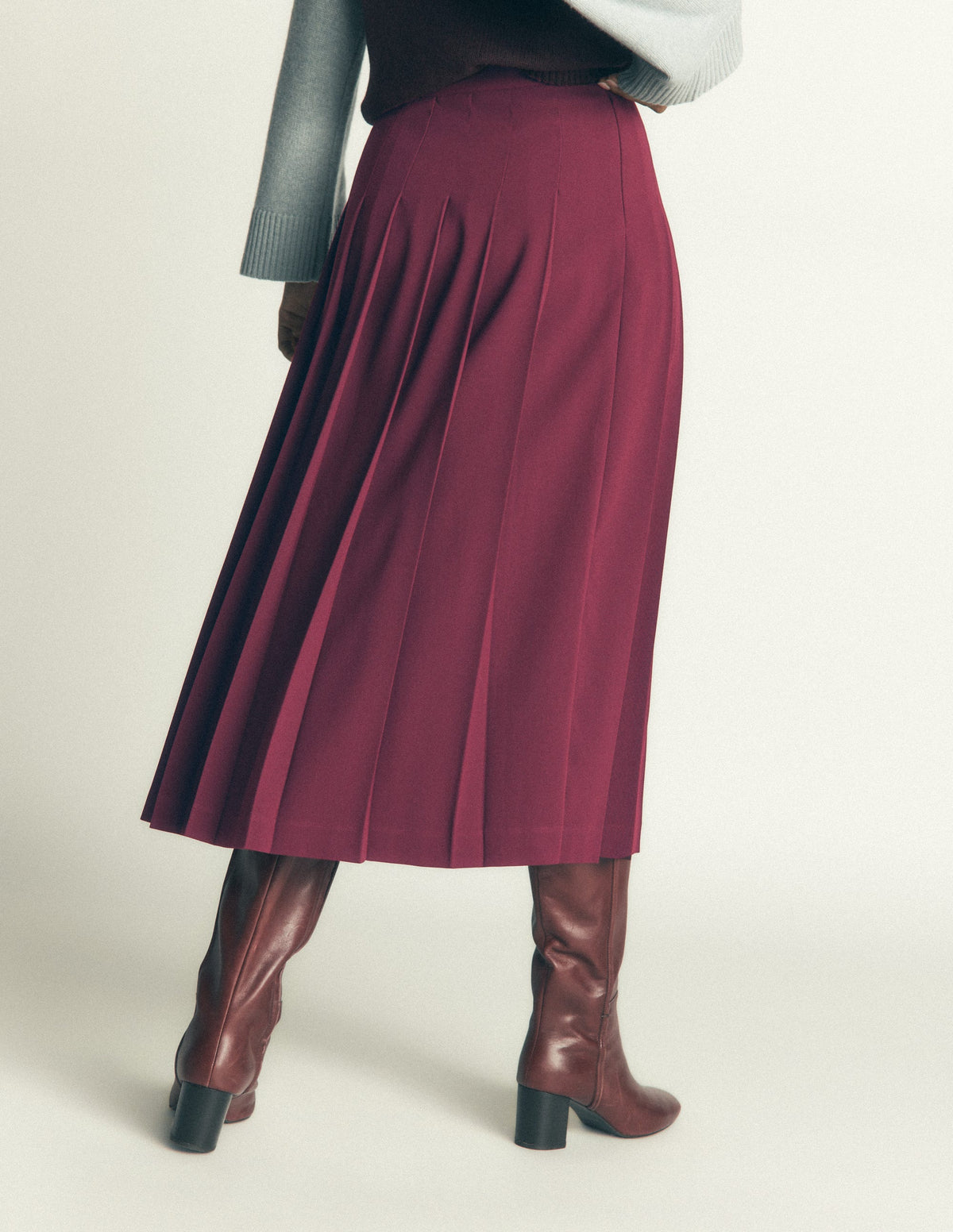 Plissierter Midirock mit seitlichem Schlitz-Dunkle Kirsche - Image 3