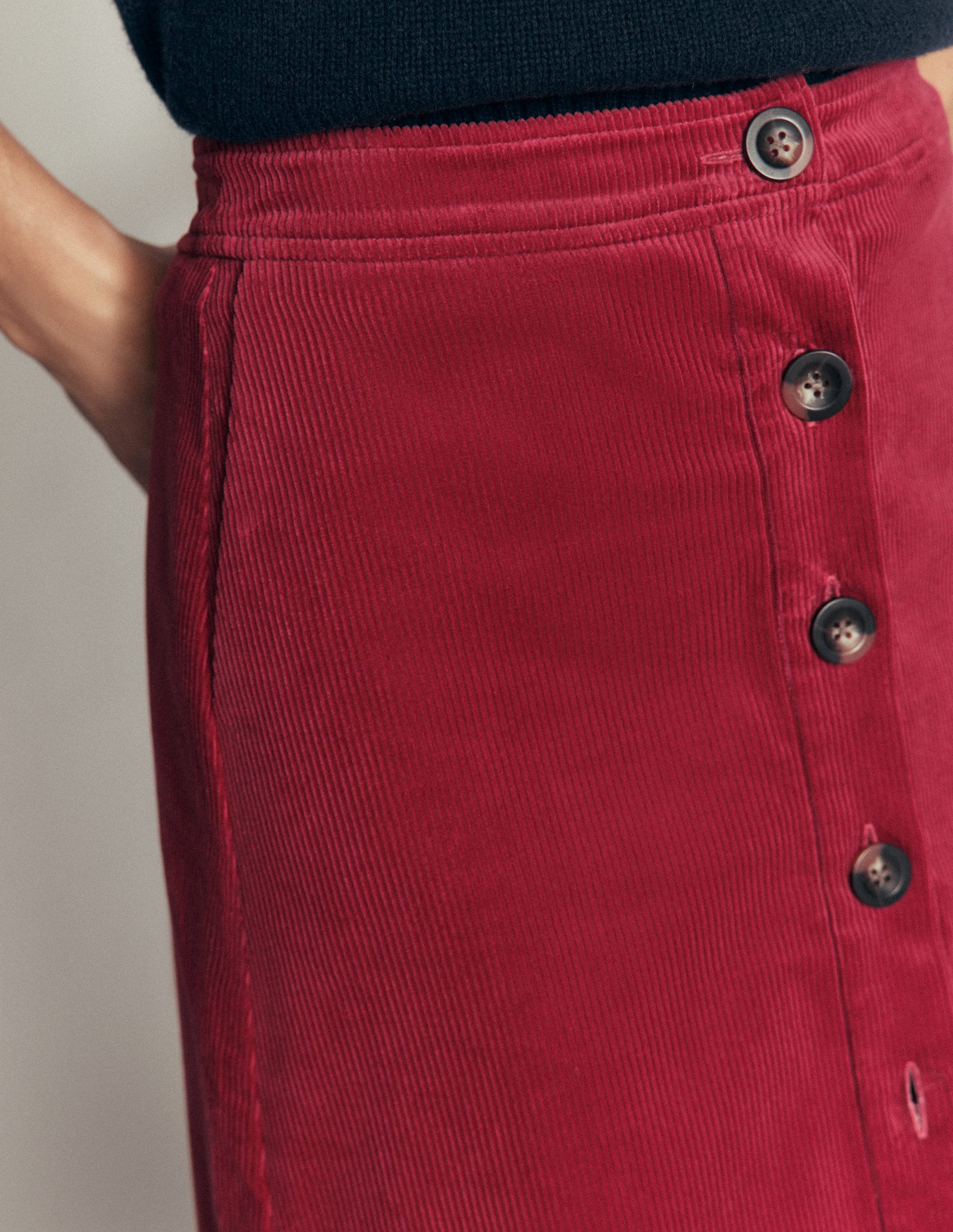 Val Cord-Midirock mit Knopf-Erdiges Rot-2