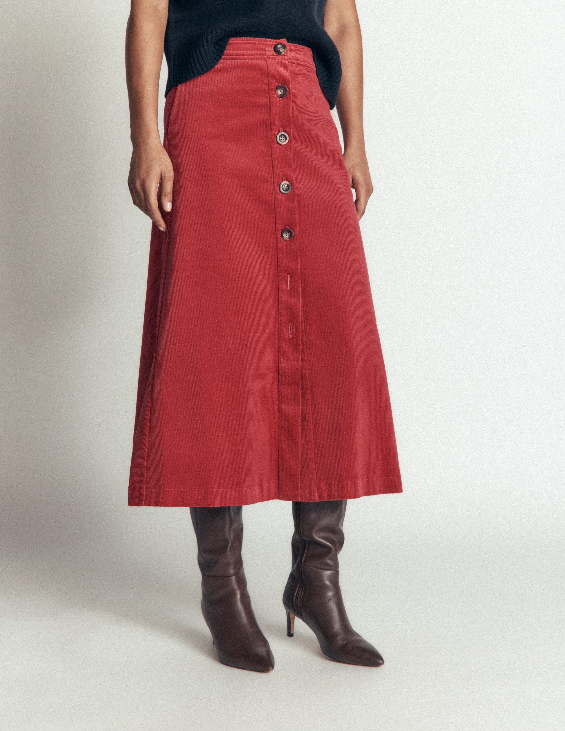 Val Cord-Midirock mit Knopf-Erdiges Rot-4