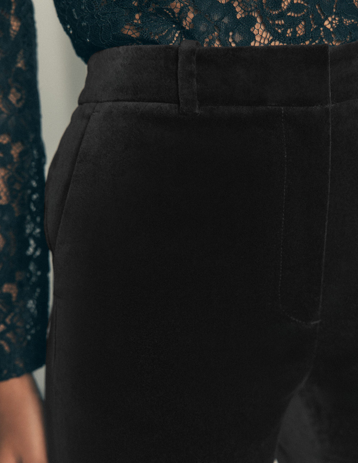 Ausgestellte Samthose-Schwarz-2