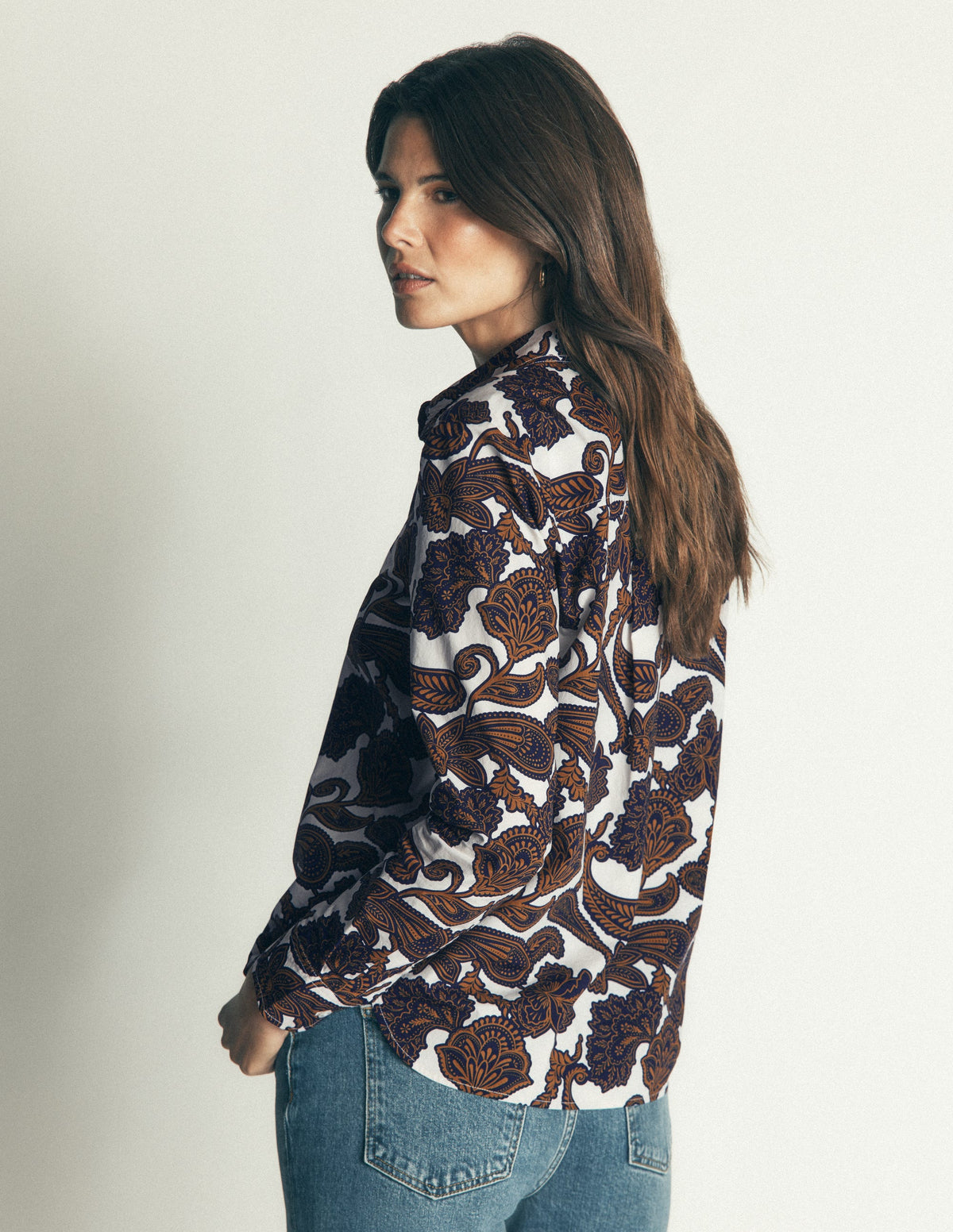 La nouvelle chemise Sienna en coton-Lait d’amande, motif Paisley Bouquet - Image 3