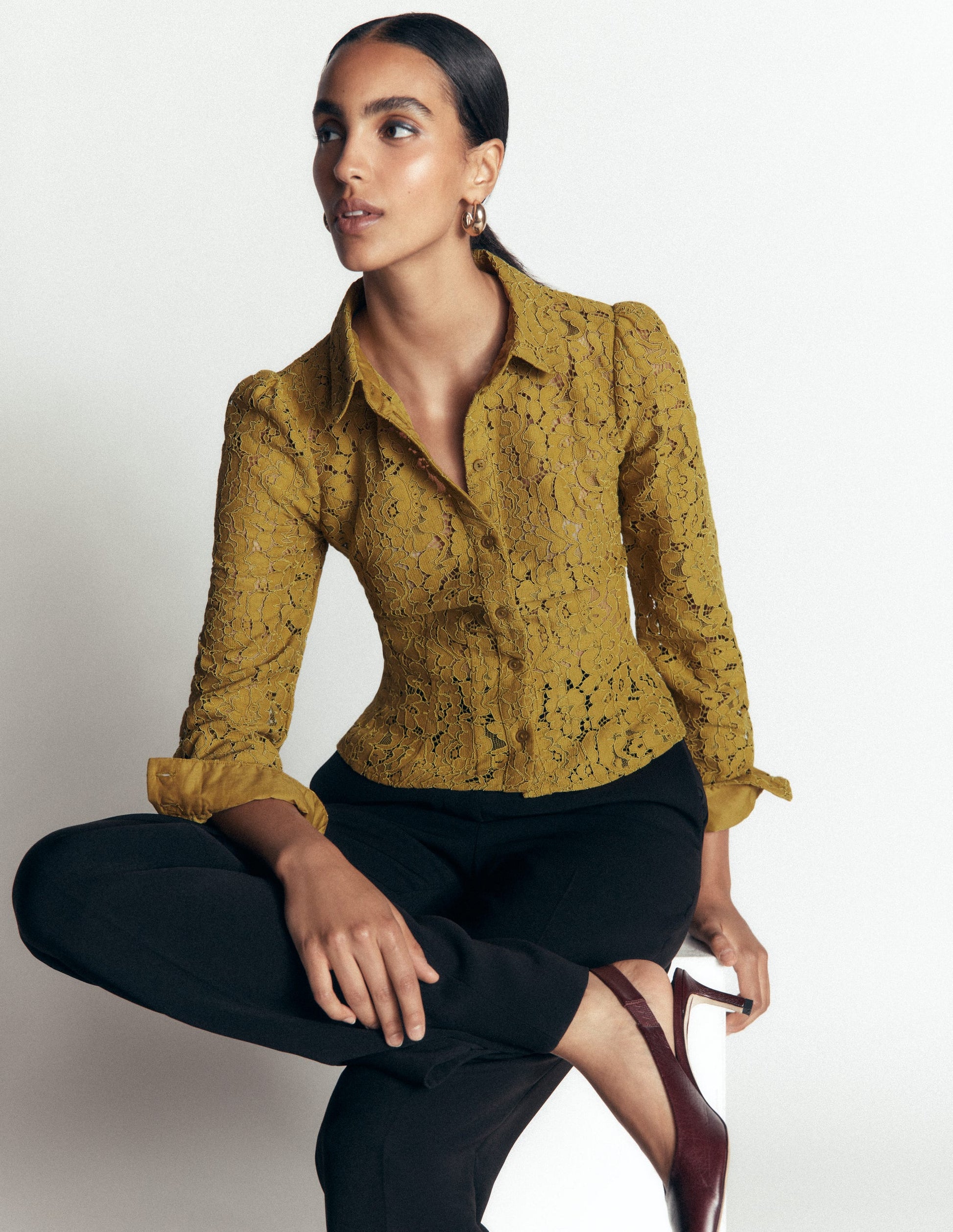 Julia Spitzenhemd mit Abnähern-Olive-5