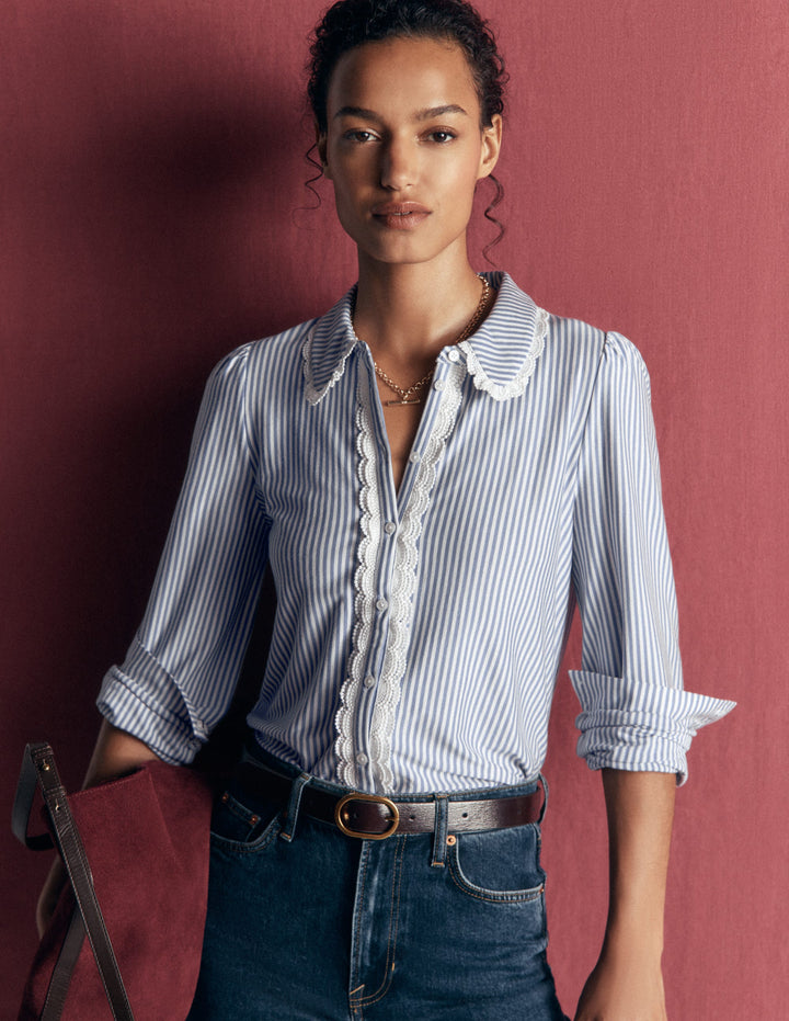 Bluse mit Rüschen und Spitze-Verwaschener Denim und Naturweiß Streifen