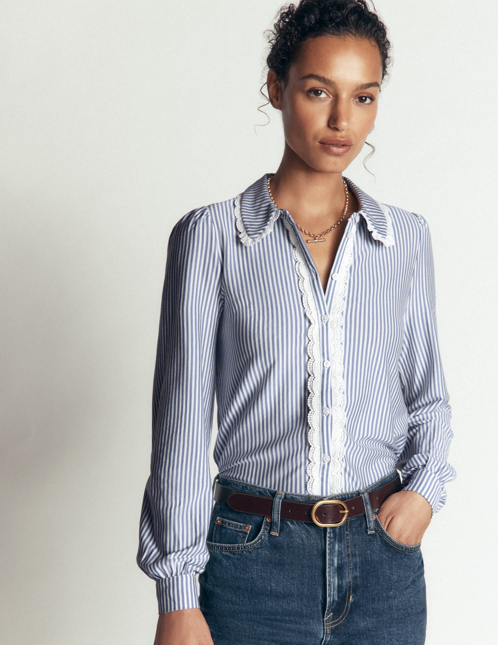 Bluse mit Rüschen und Spitze-Verwaschener Denim und Naturweiß Streifen - Image 4