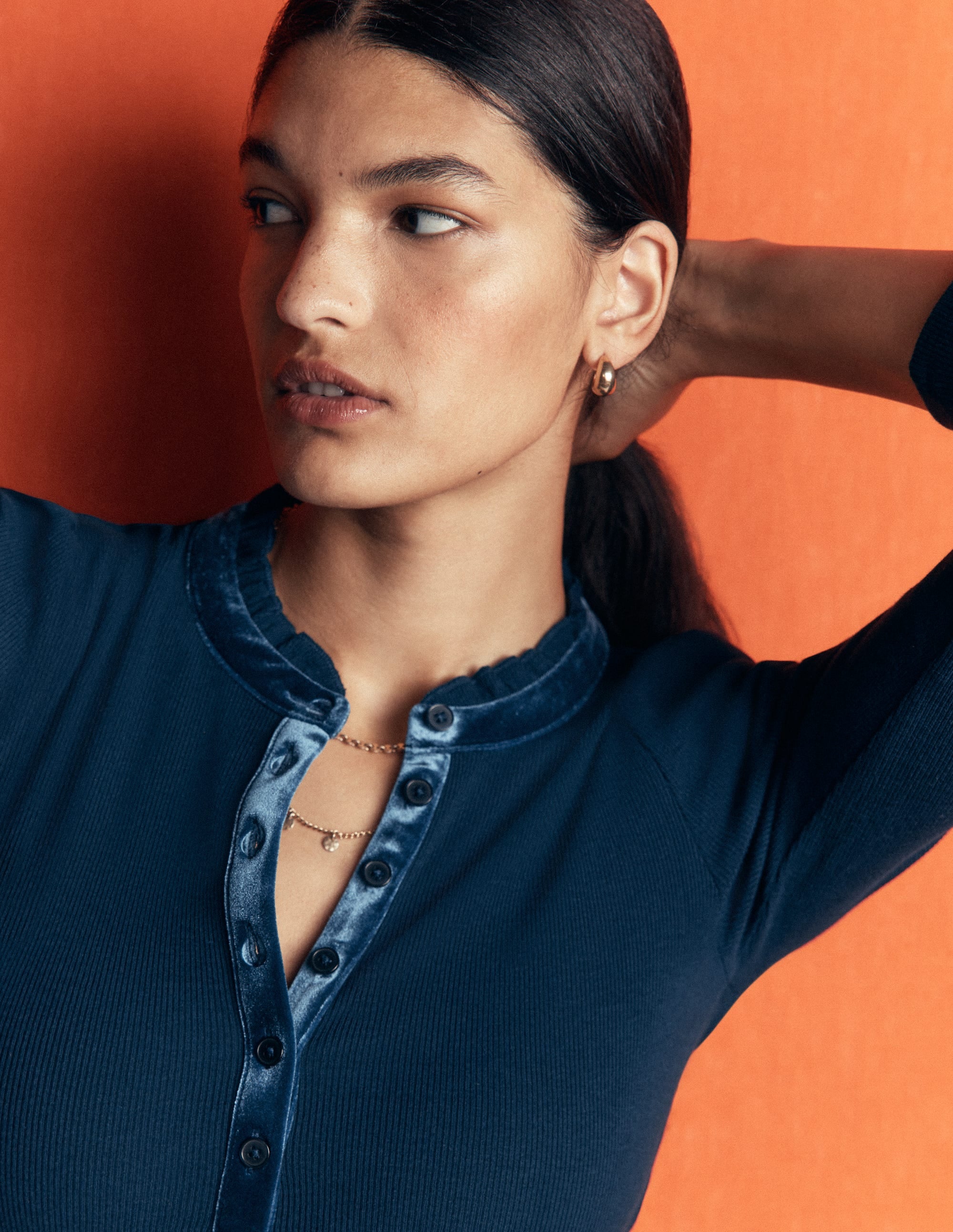 Henley-Shirt mit Samtbesatz und Rüschenkragen-Blau - Image 2
