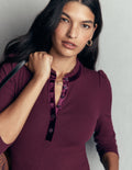 Henley-Shirt mit Samtbesatz und Rüschenkragen-Dunkle Kirsche