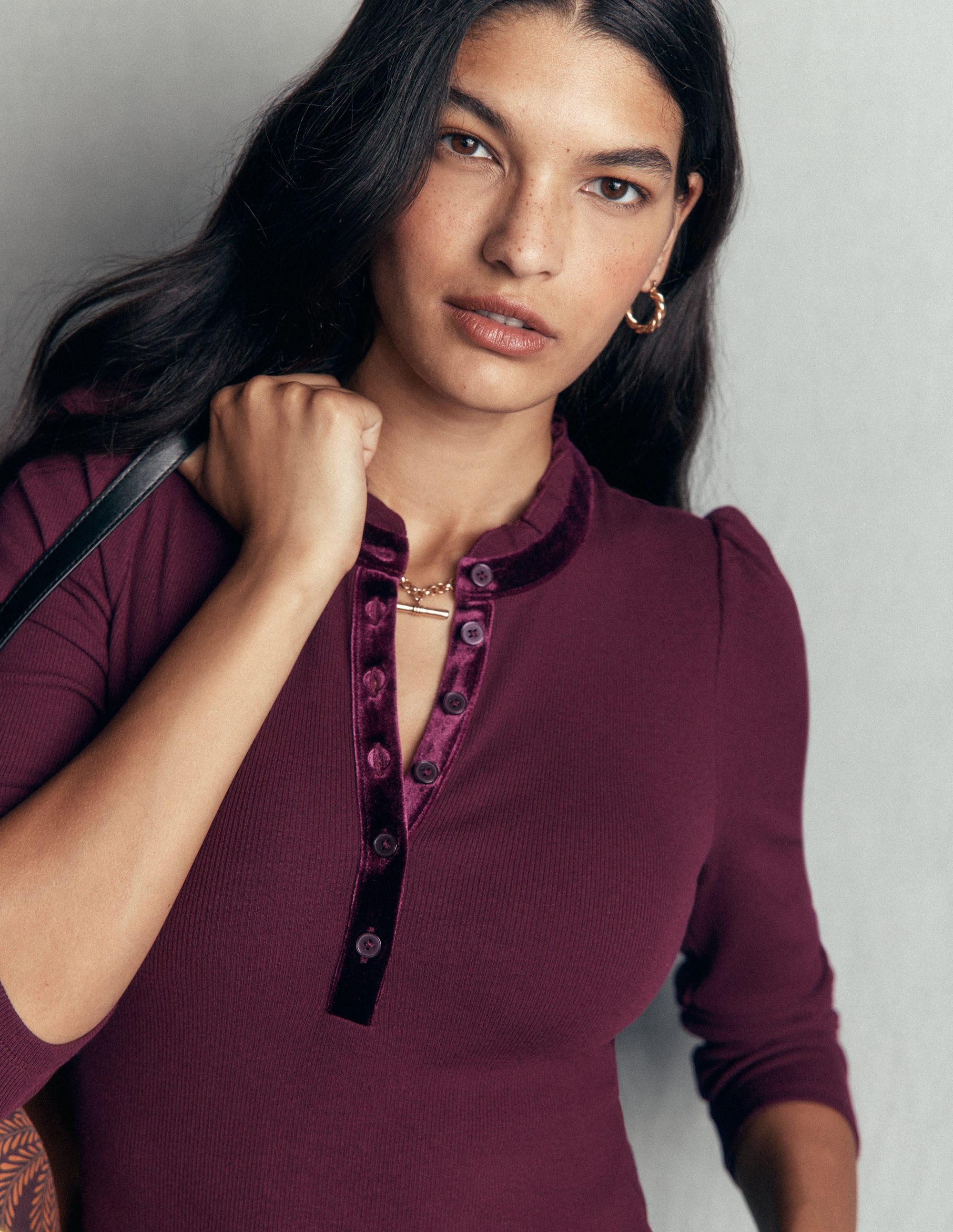 Henley-Shirt mit Samtbesatz und Rüschenkragen-Dunkle Kirsche - Image 1