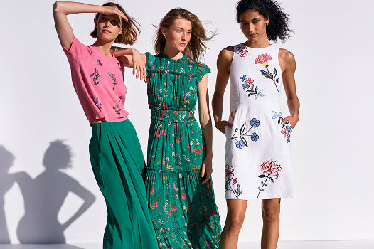 Drei Frauen stehen mit Kleidung von Boden Print.