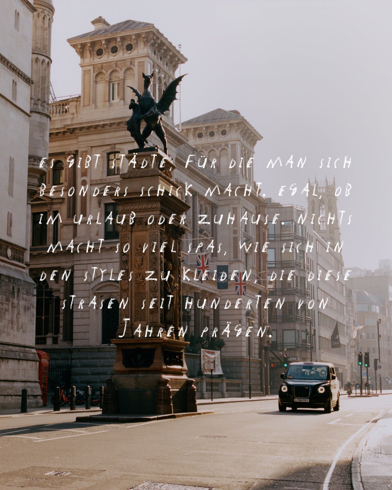 Ein malerisches Foto einer Londoner Straße mit historischen Gebäuden, einer Statue, einem schwarzen Taxi und darüberliegendem weißem, handgeschriebenem Text über Straßen und Dinge, die man als Zuhause bezeichnet.