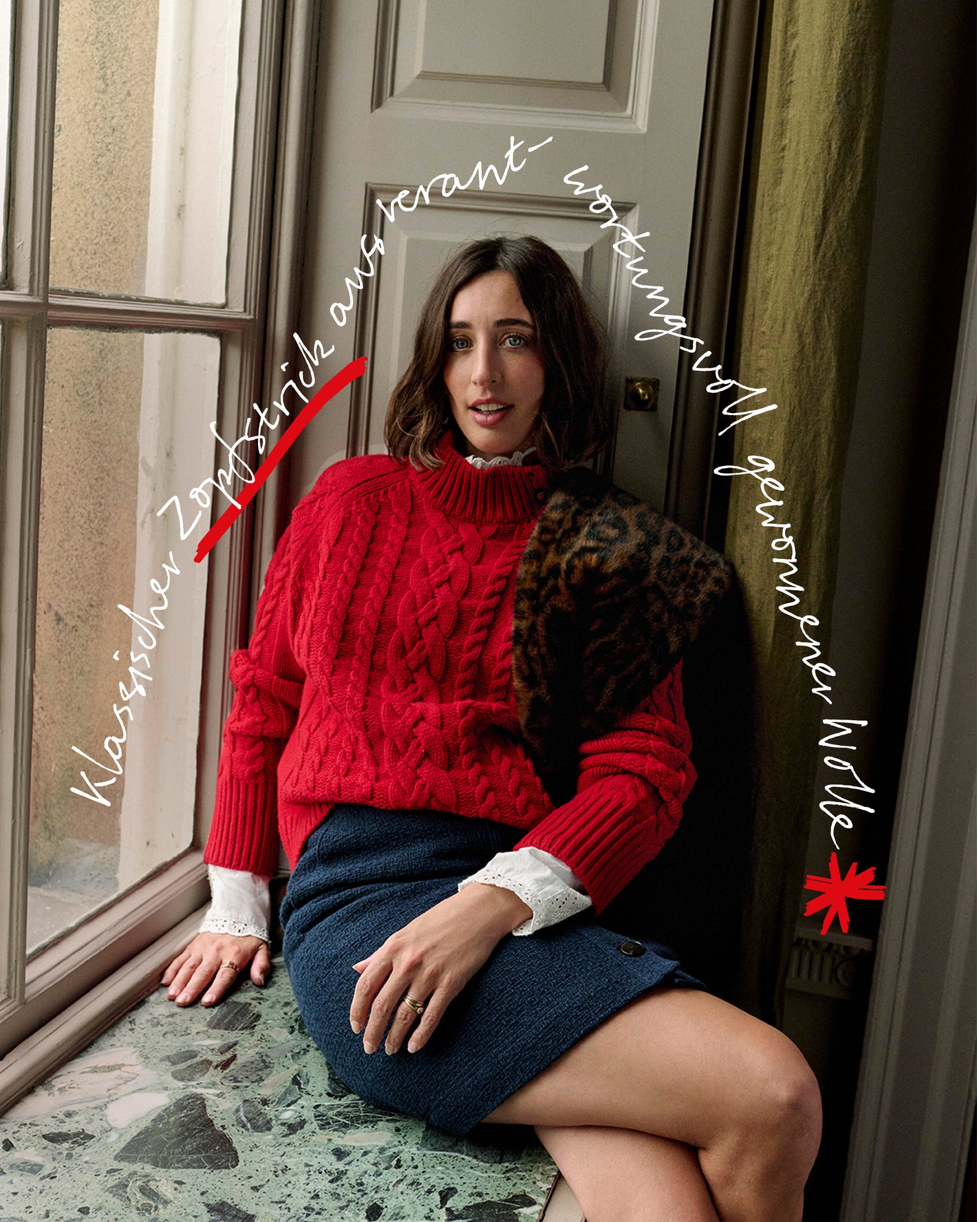 Frau in einem roten Pullover sitzt an einem Fenster mit Textüberlagerung.