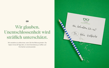 Notizkarte mit Text und einem Bleistift auf grünem Hintergrund