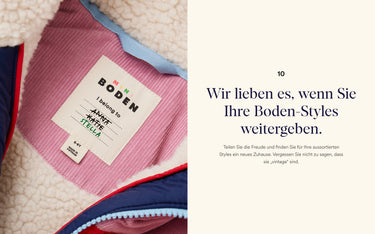 Rosa Kleidungsstück mit einem Boden-Etikett auf einer strukturierten Oberfläche