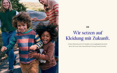 Kinder spielen im Freien mit einem Werbetext über sorgfältig hergestellte Kleidung.