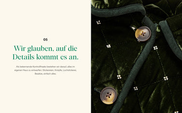 Text „Wir glauben, dass Details alles sind.“ mit Nahaufnahme von Knöpfen und Stoffstruktur.