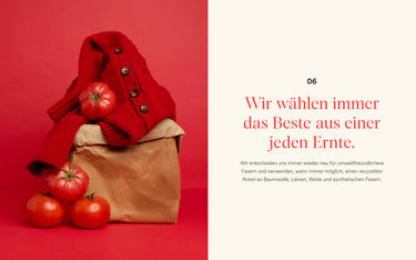 Roter Pullover mit Tomaten und einer braunen Papiertüte auf rotem Hintergrund, mit Text über die Beschaffung hochwertiger Materialien.