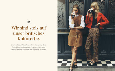 Zwei Frauen stehen auf einem karierten Boden mit einem Text über das britische Kulturerbe.