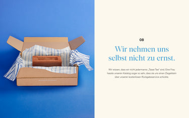 Offener Karton mit gestreiftem Stoff und Holzblock auf blauem Hintergrund, mit Textüberlagerung.