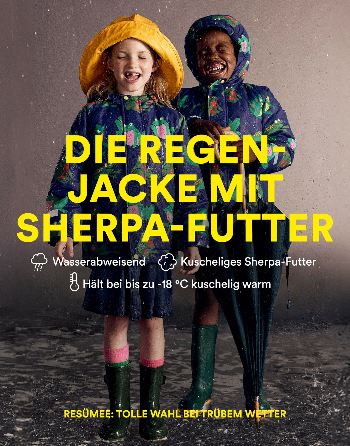 Zwei Kinder in Regenjacken halten Regenschirme und tragen Kleidung von Boden.