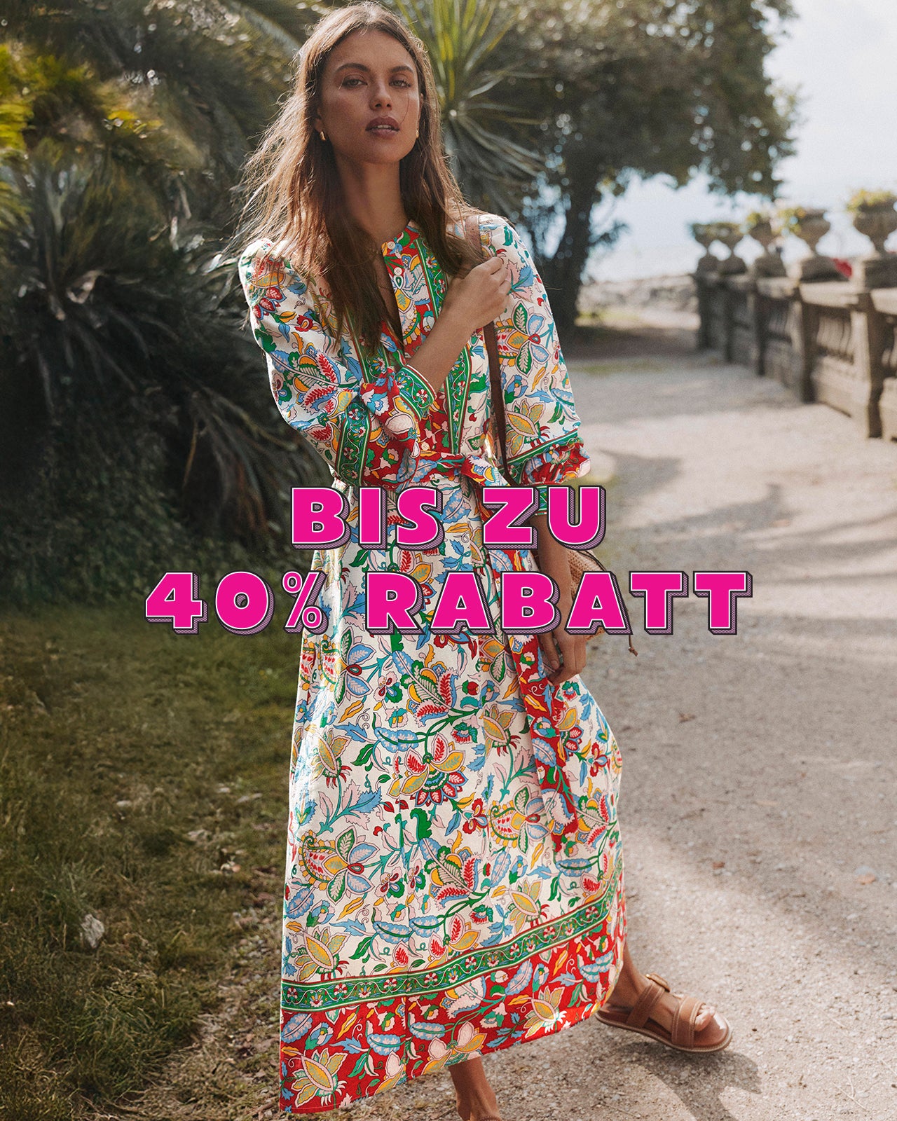 Frau in einem bunten Kleid, die im Freien steht, mit überlagertem Werbetext