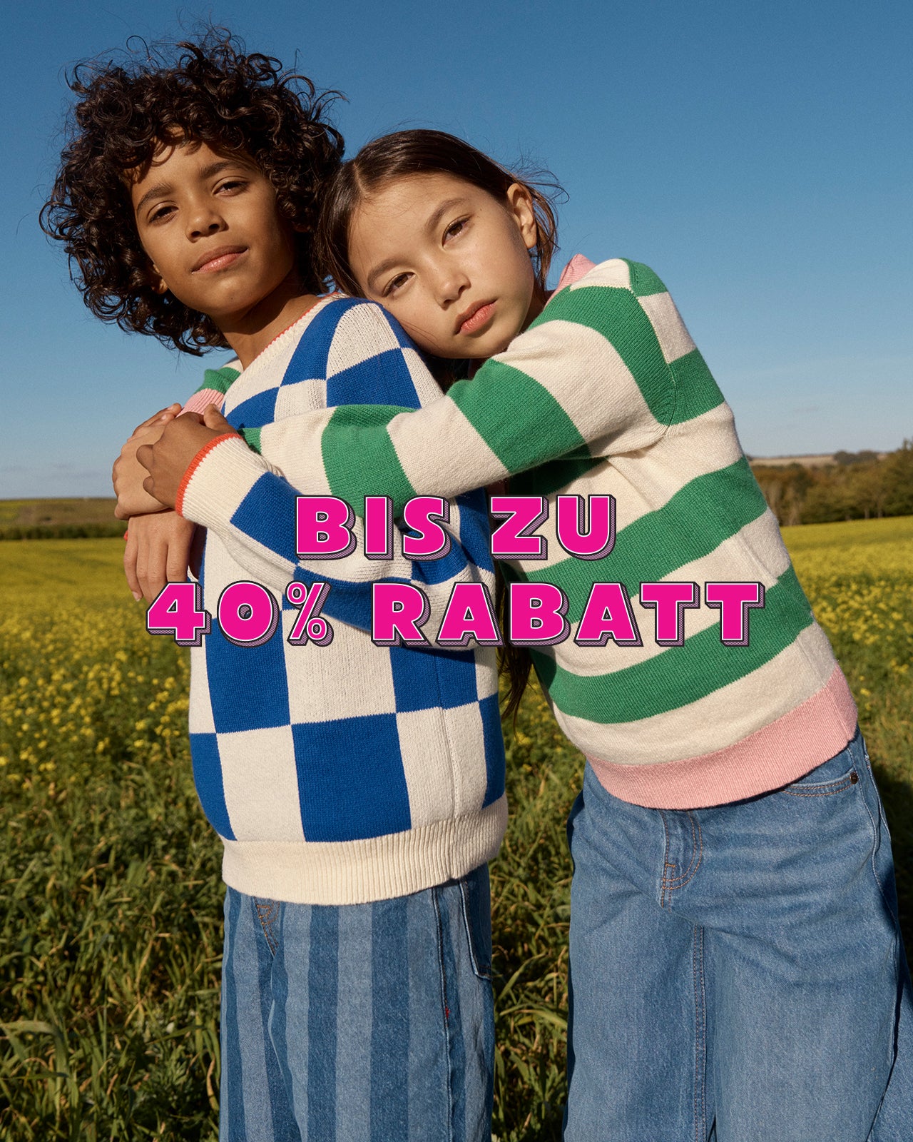 Zwei Kinder umarmen sich auf einem Feld, überlagert von einem Werbetext.