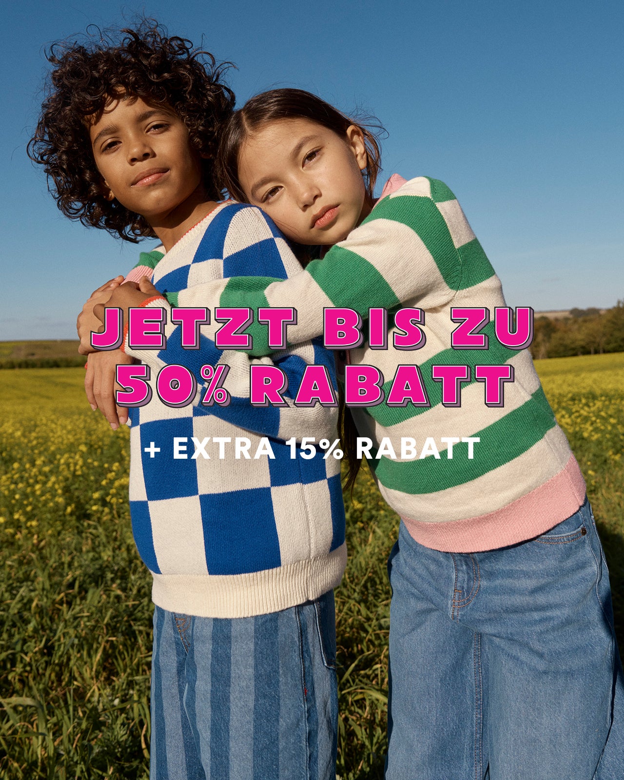 Zwei Kinder, die sich auf einer Wiese umarmen, mit einem darüberliegenden Werbetext