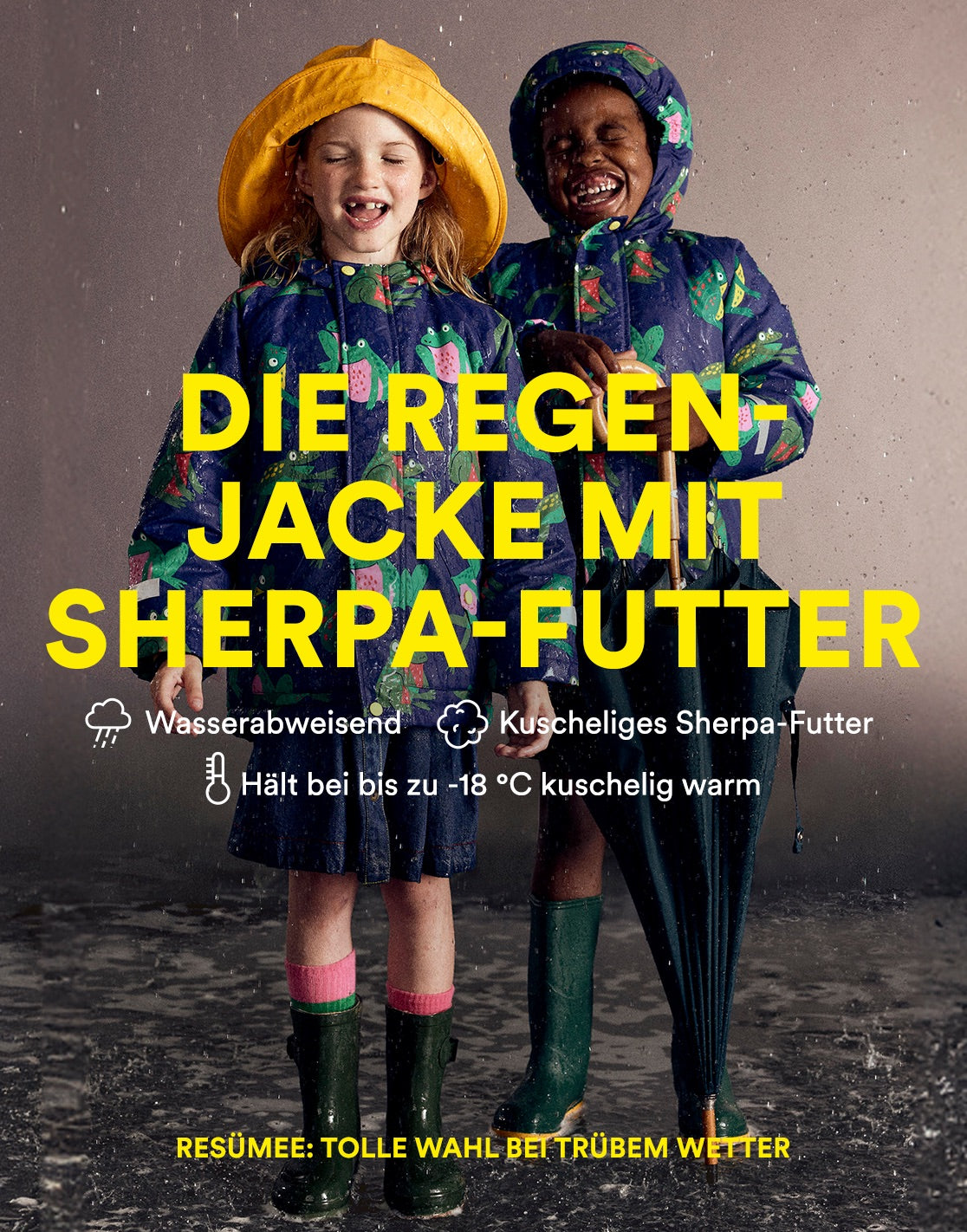 Zwei Kinder in Regenjacken halten Regenschirme und tragen Kleidung von Boden.