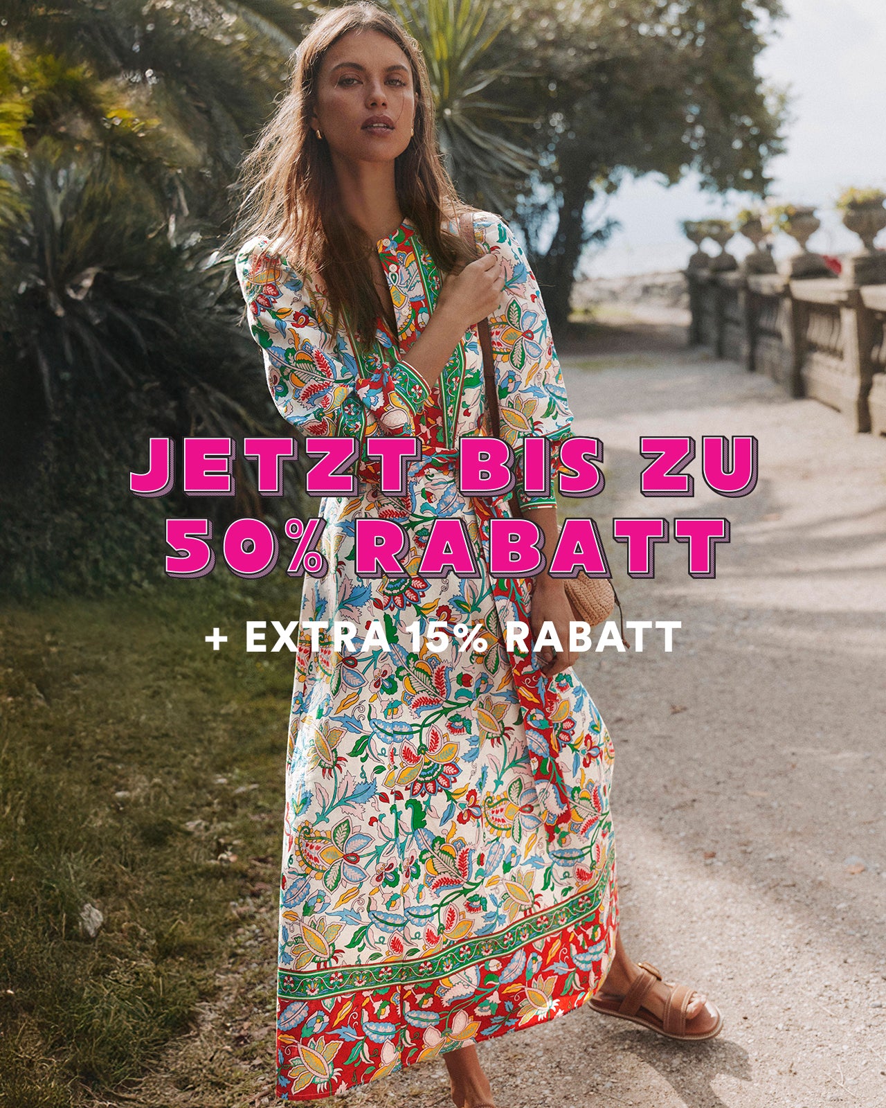 Frau in einem bunten Kleid, die im Freien steht, mit einem darüberliegenden Werbetext