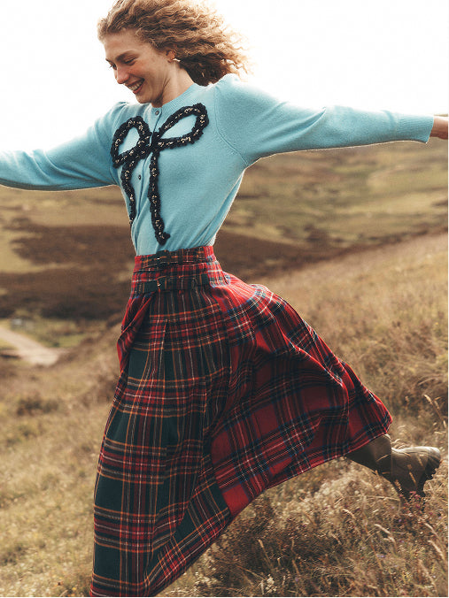 Frauen, die ein rotes Tartan-Hemd tragen