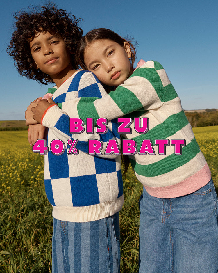 Zwei Kinder umarmen sich auf einem Feld, überlagert von einem Werbetext.