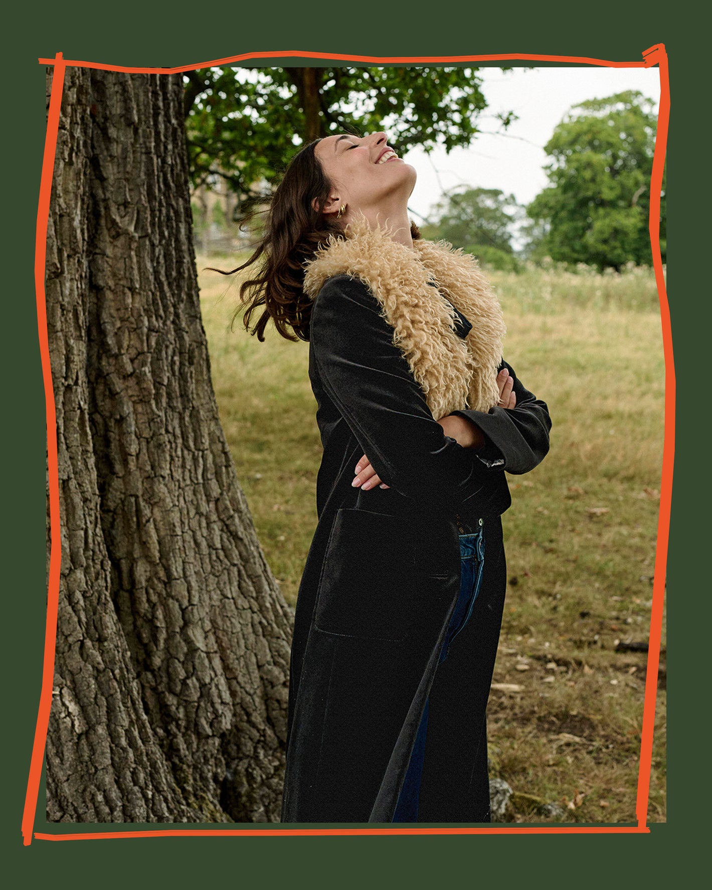 Person, die neben einem Baum im Freien steht