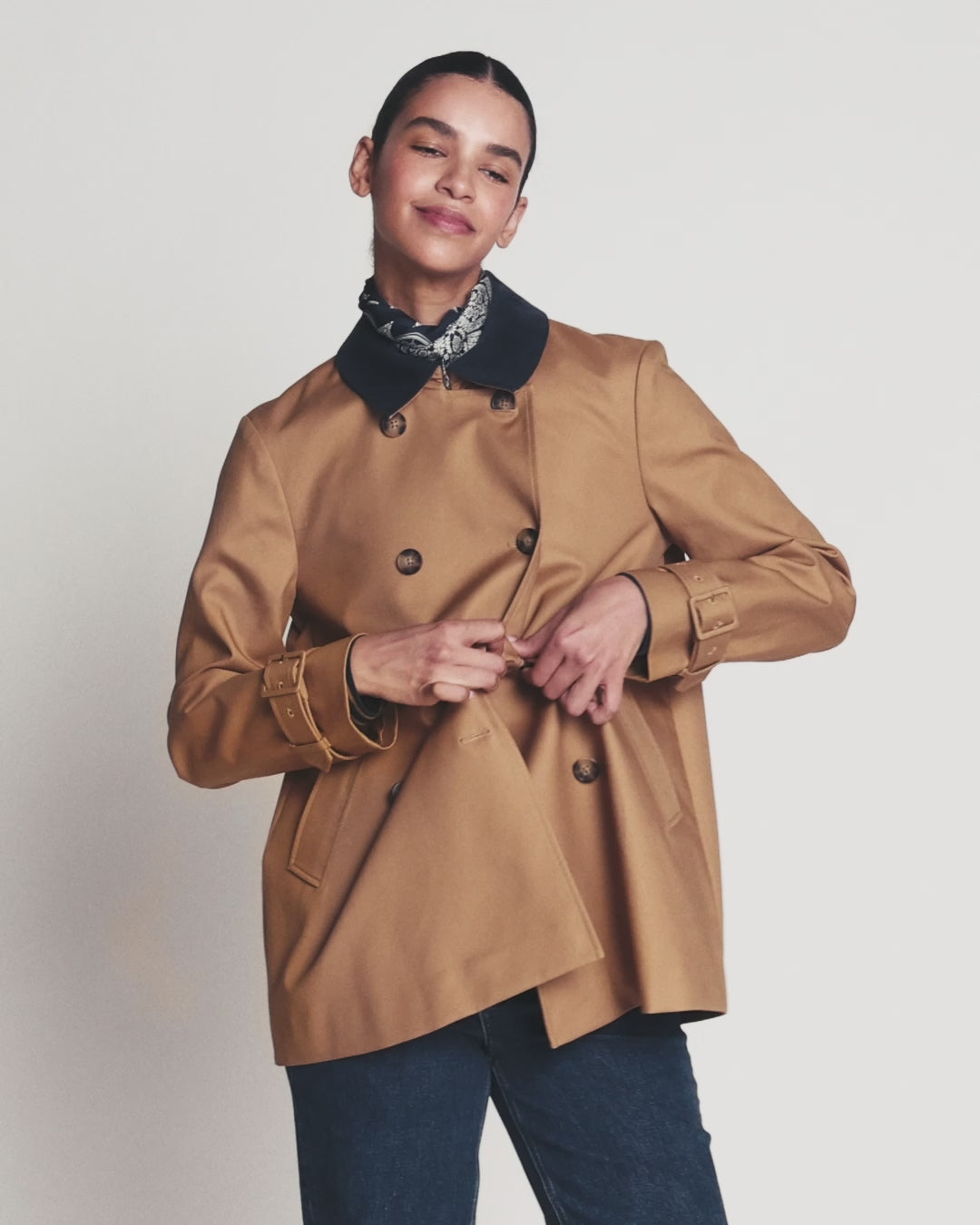 Ausgestellter, kurzer Trenchcoat