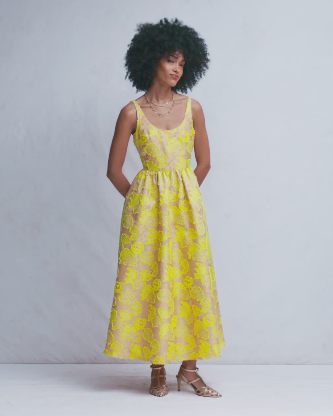 Jacquardkleid mit tiefem Rundhalsausschnitt-Gelb Jacquard