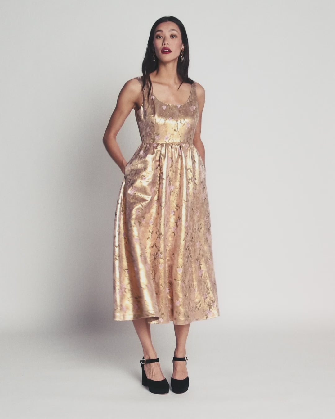 Ausgestelltes Kleid mit tiefem Rundhalsausschnitt