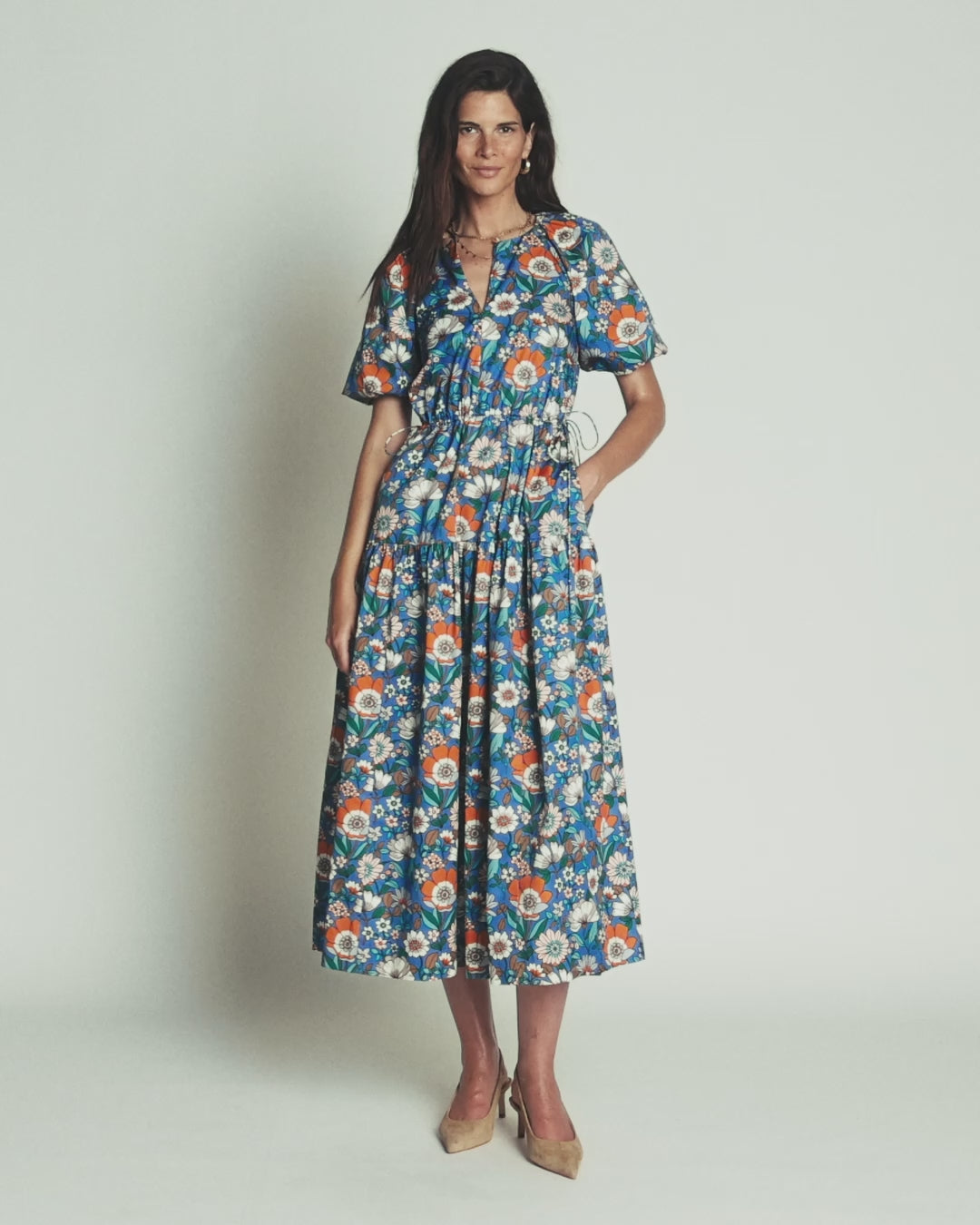 Modisches Kleid mit Kordelzug an der Taille