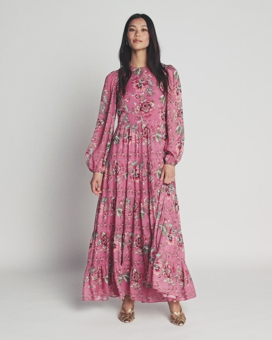 Buntes Maxikleid mit Stufen