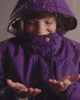 Junge in einer Regenjacke von Boden