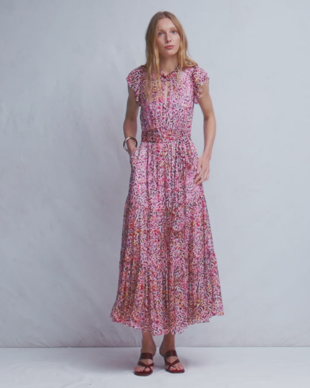 Hochgeschlossenes, ärmelloses Kleid