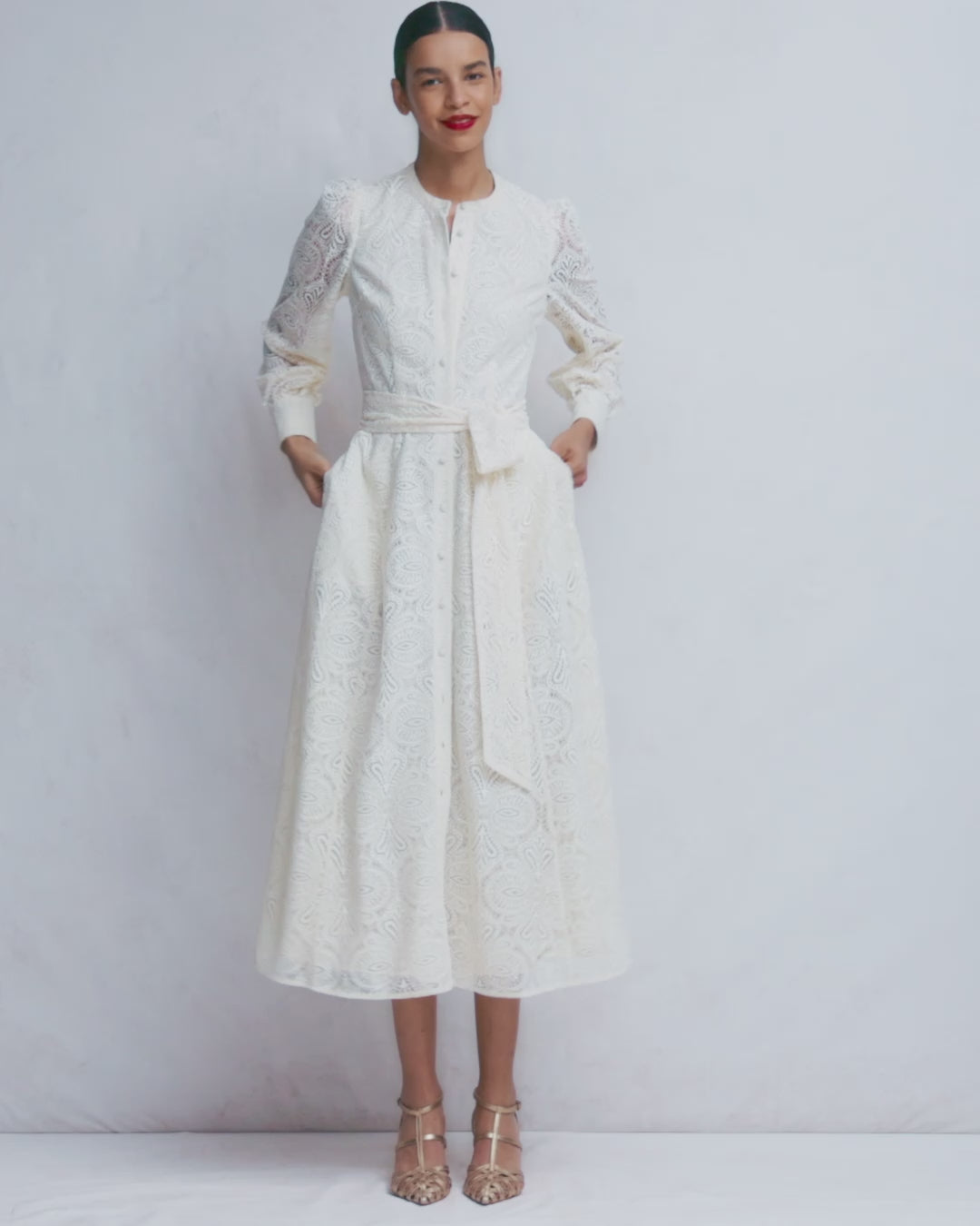 Spitzenkleid mit Blousonärmeln