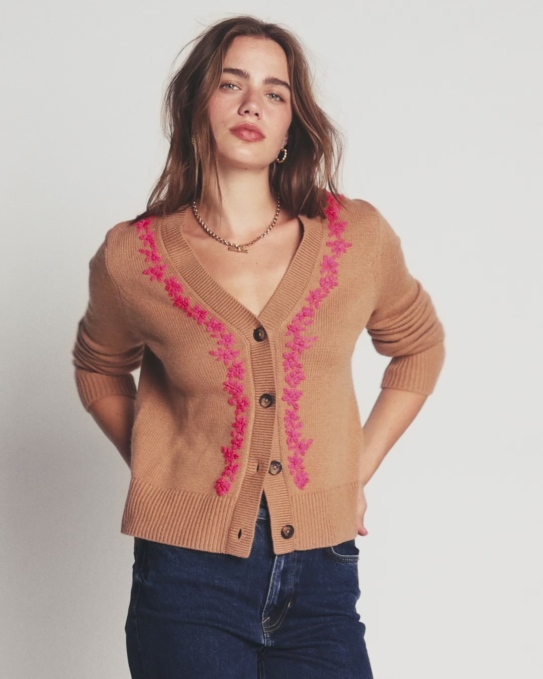 Ella Strickjacke mit Stickerei
