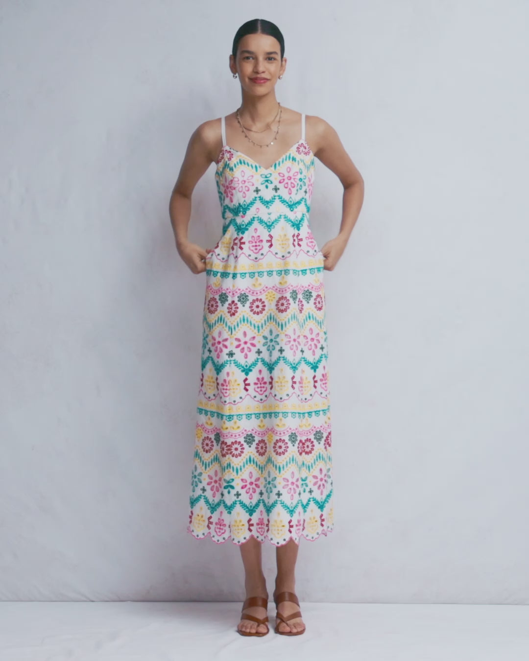 Empire-Kleid aus Leinen mit Lochstickerei